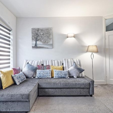 Luxury 3-Bed Apartment Near To London With Parking Hornchurch Eksteriør billede