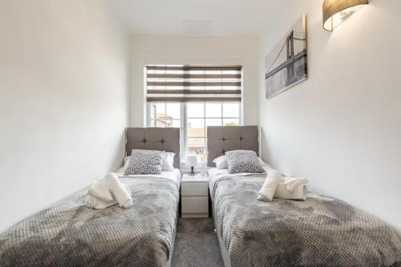 Luxury 3-Bed Apartment Near To London With Parking Hornchurch Eksteriør billede