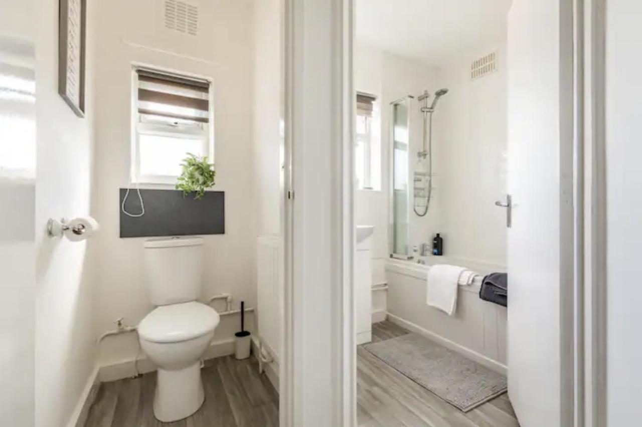 Luxury 3-Bed Apartment Near To London With Parking Hornchurch Eksteriør billede