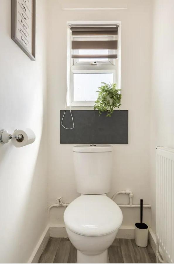 Luxury 3-Bed Apartment Near To London With Parking Hornchurch Eksteriør billede