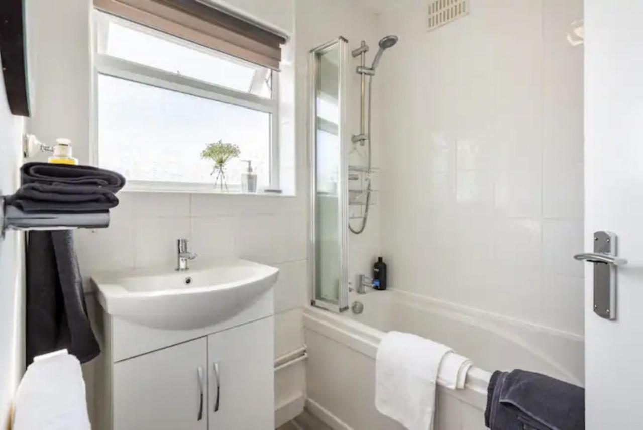 Luxury 3-Bed Apartment Near To London With Parking Hornchurch Eksteriør billede