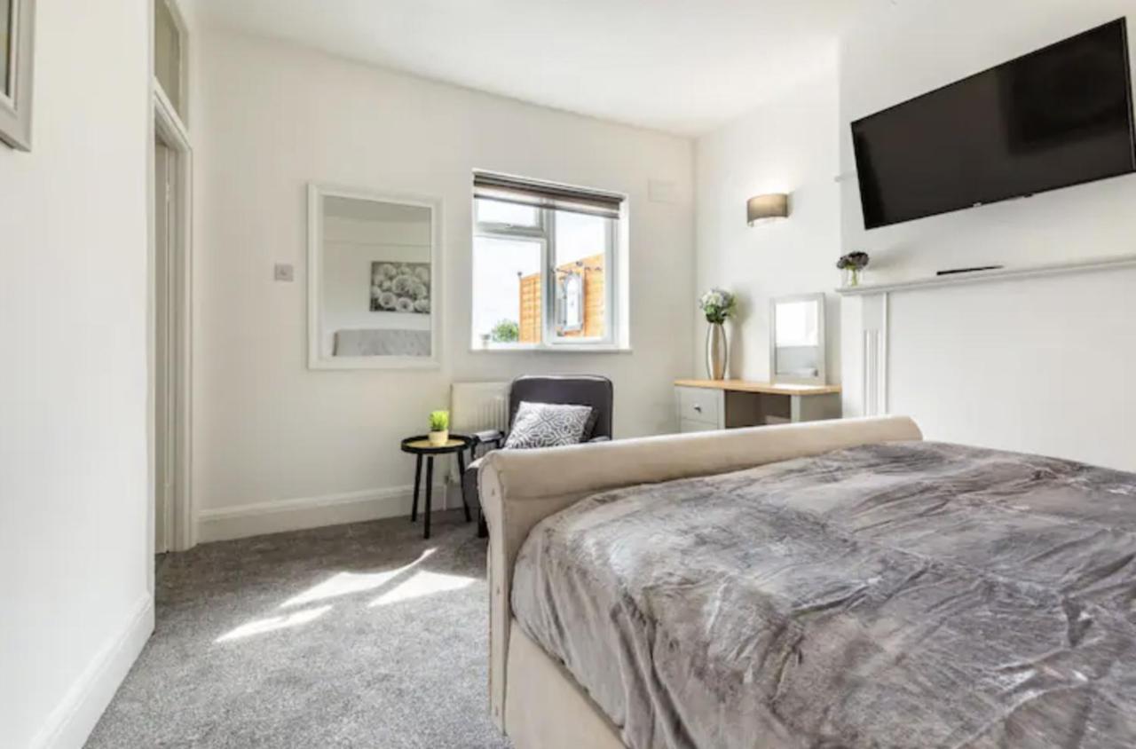 Luxury 3-Bed Apartment Near To London With Parking Hornchurch Eksteriør billede