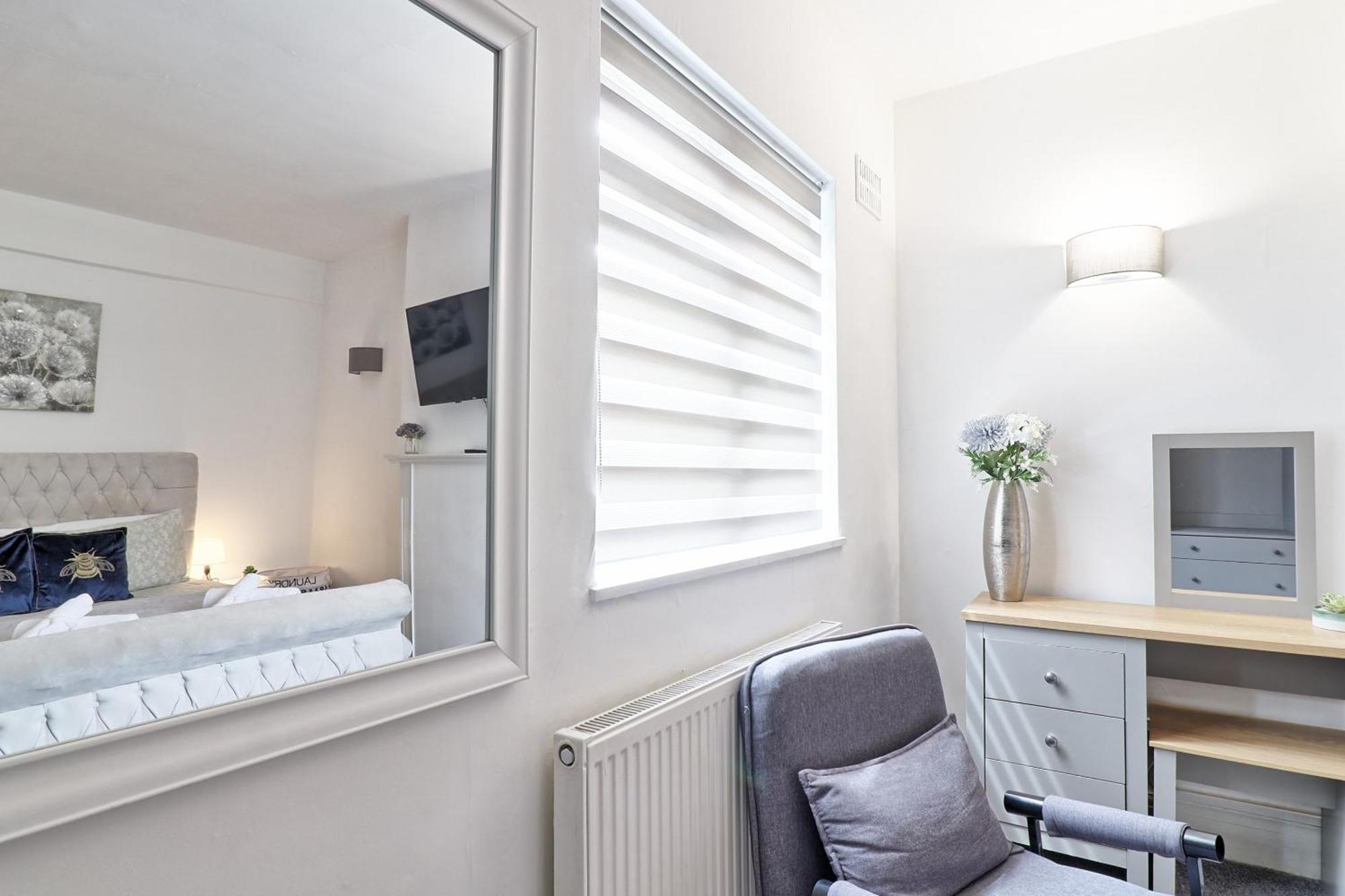 Luxury 3-Bed Apartment Near To London With Parking Hornchurch Eksteriør billede