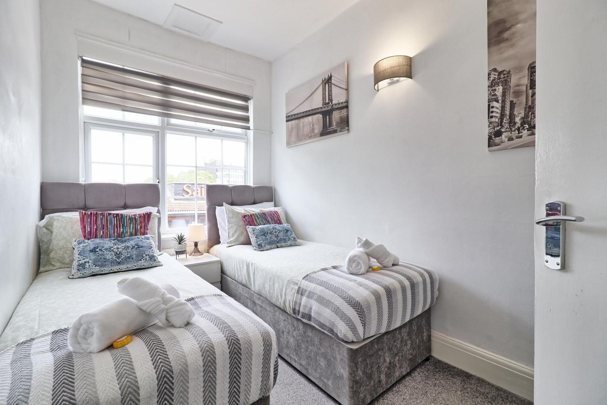 Luxury 3-Bed Apartment Near To London With Parking Hornchurch Eksteriør billede