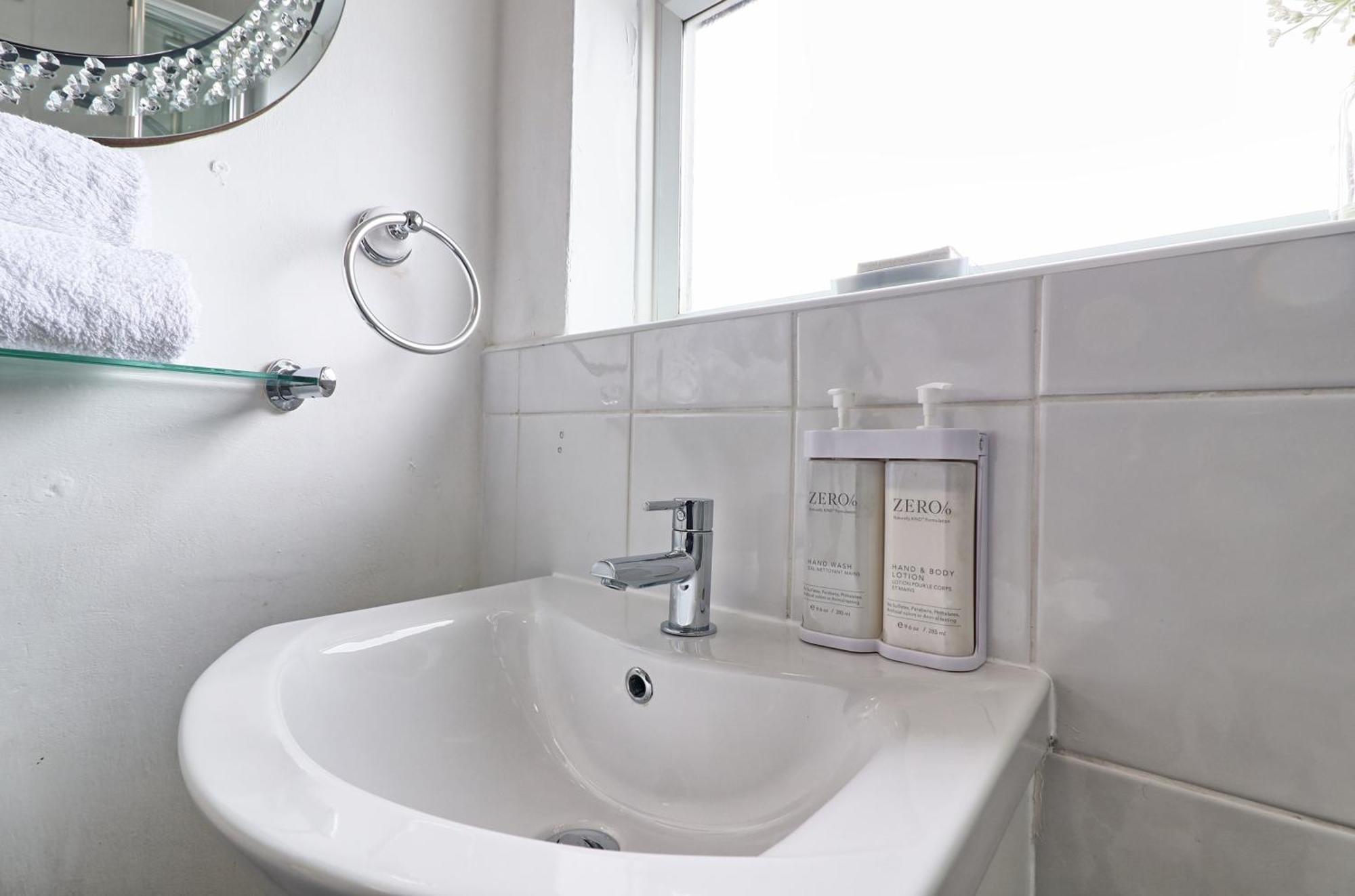 Luxury 3-Bed Apartment Near To London With Parking Hornchurch Eksteriør billede
