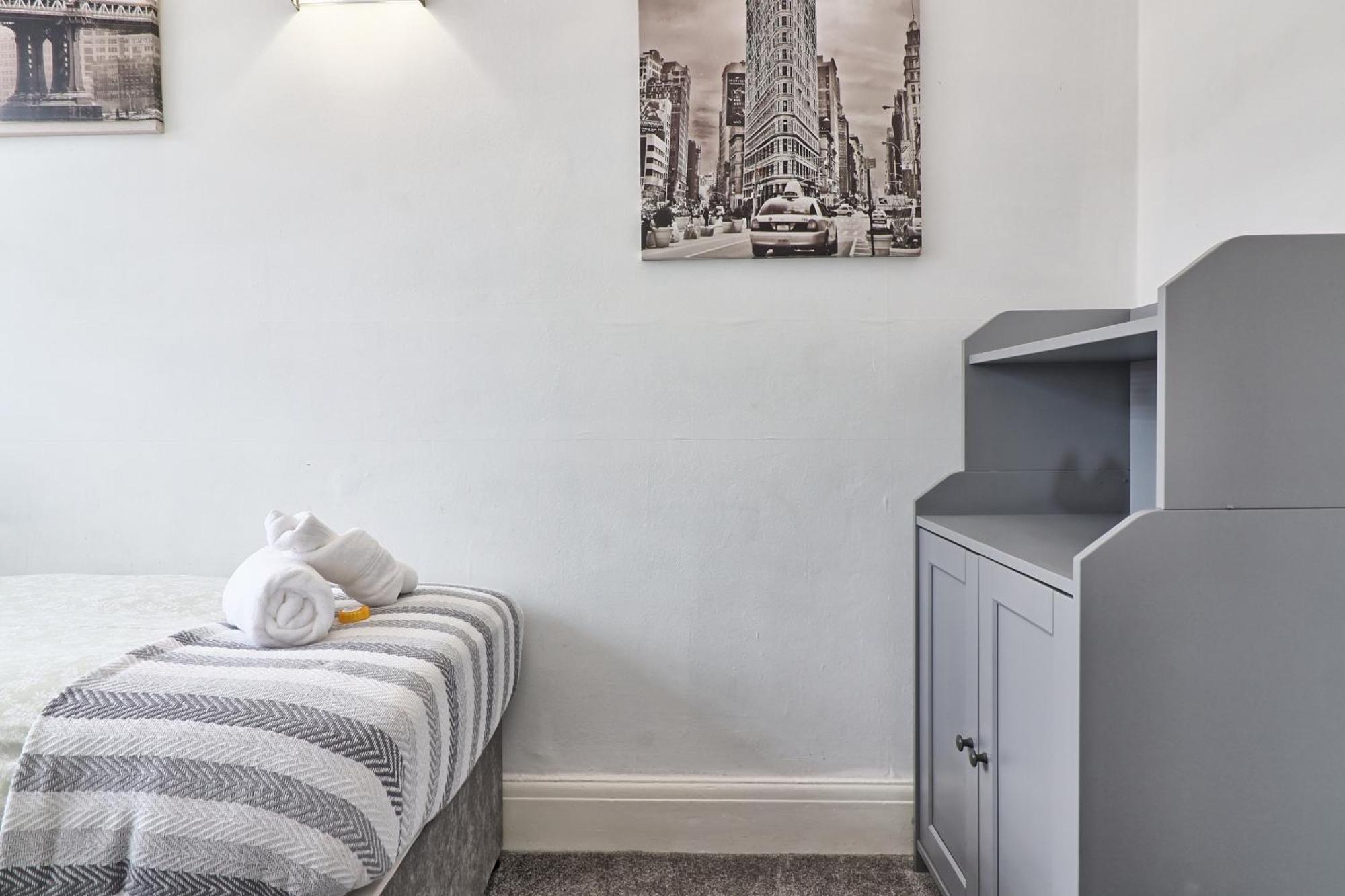 Luxury 3-Bed Apartment Near To London With Parking Hornchurch Eksteriør billede