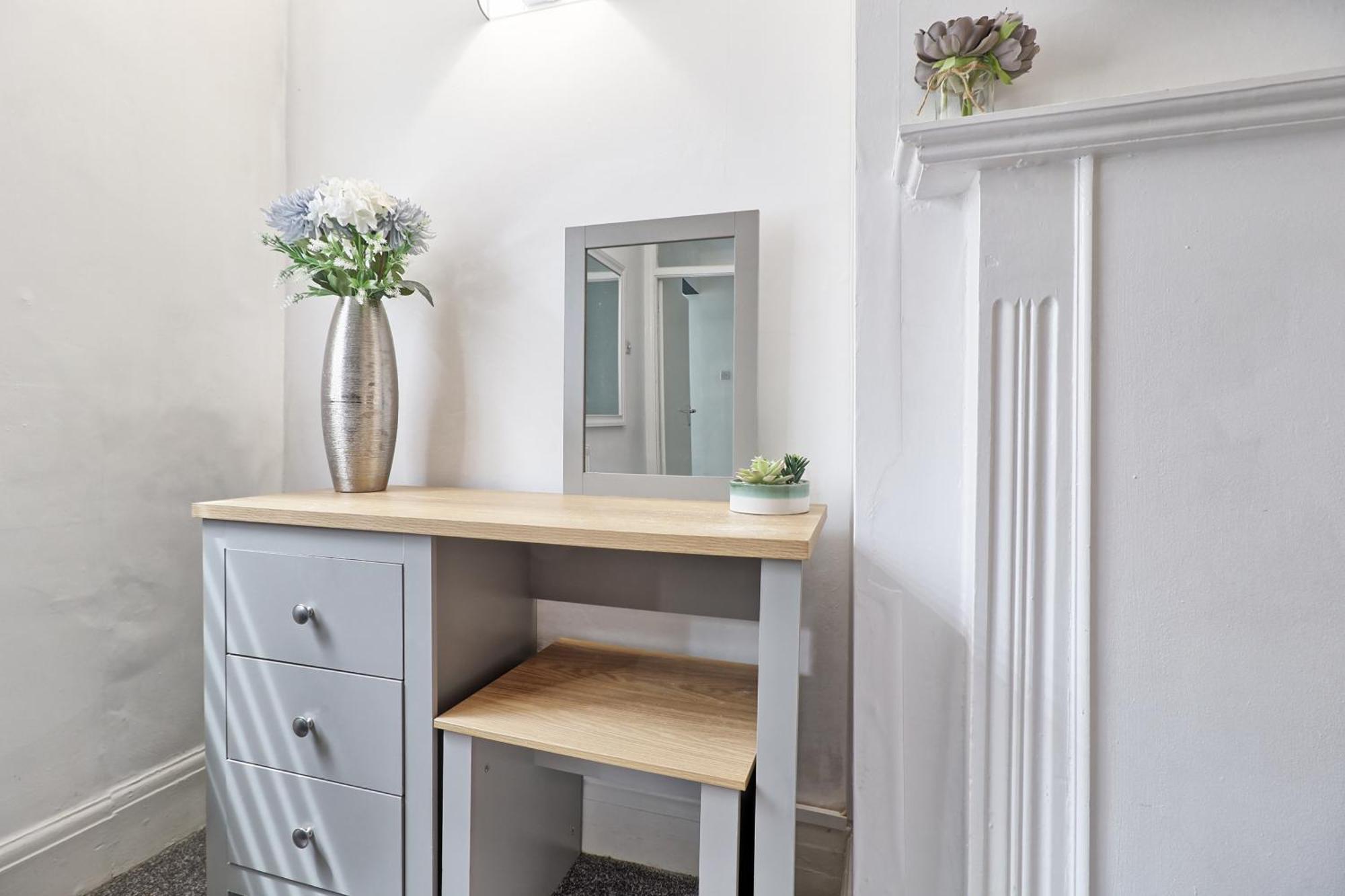 Luxury 3-Bed Apartment Near To London With Parking Hornchurch Eksteriør billede