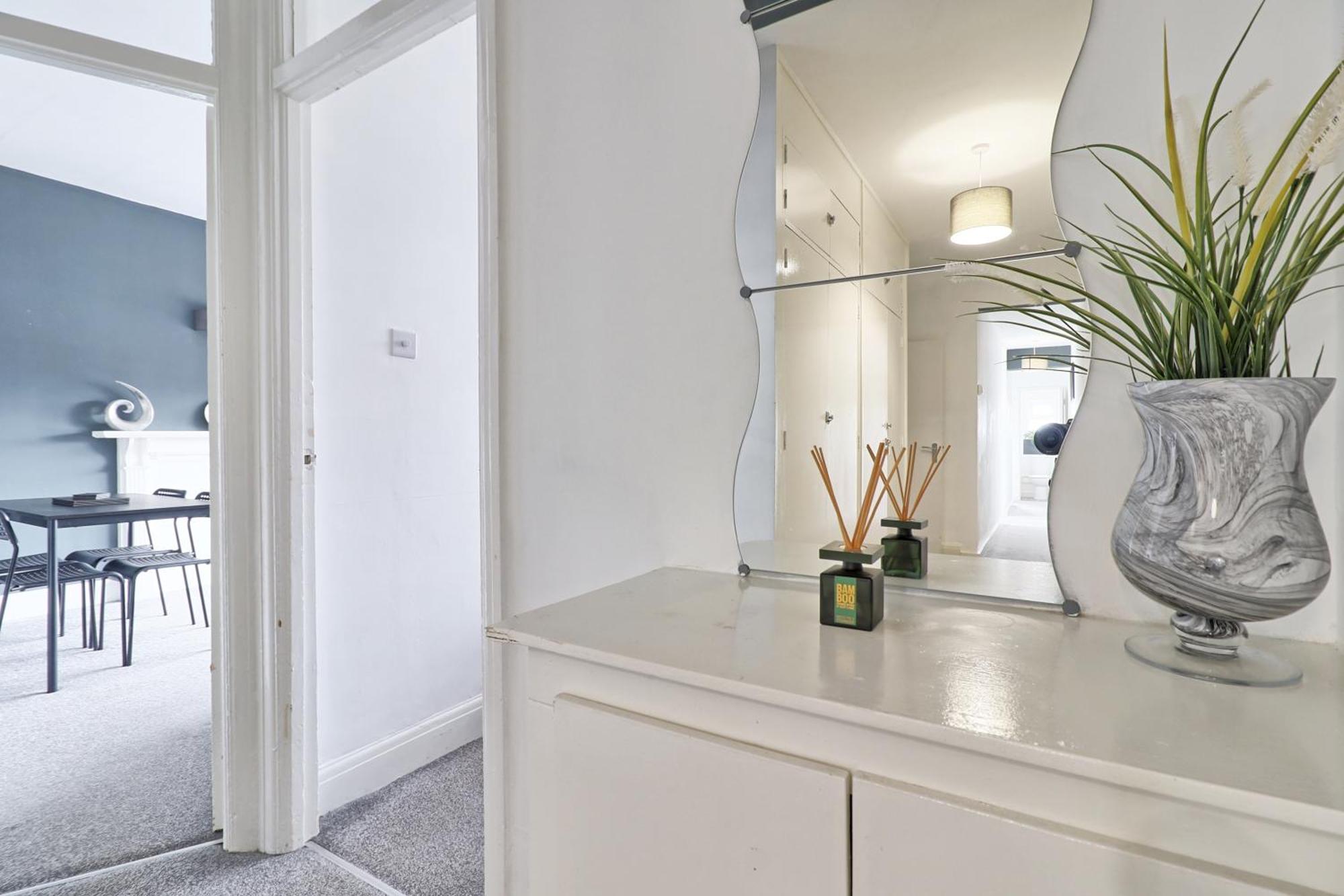 Luxury 3-Bed Apartment Near To London With Parking Hornchurch Eksteriør billede