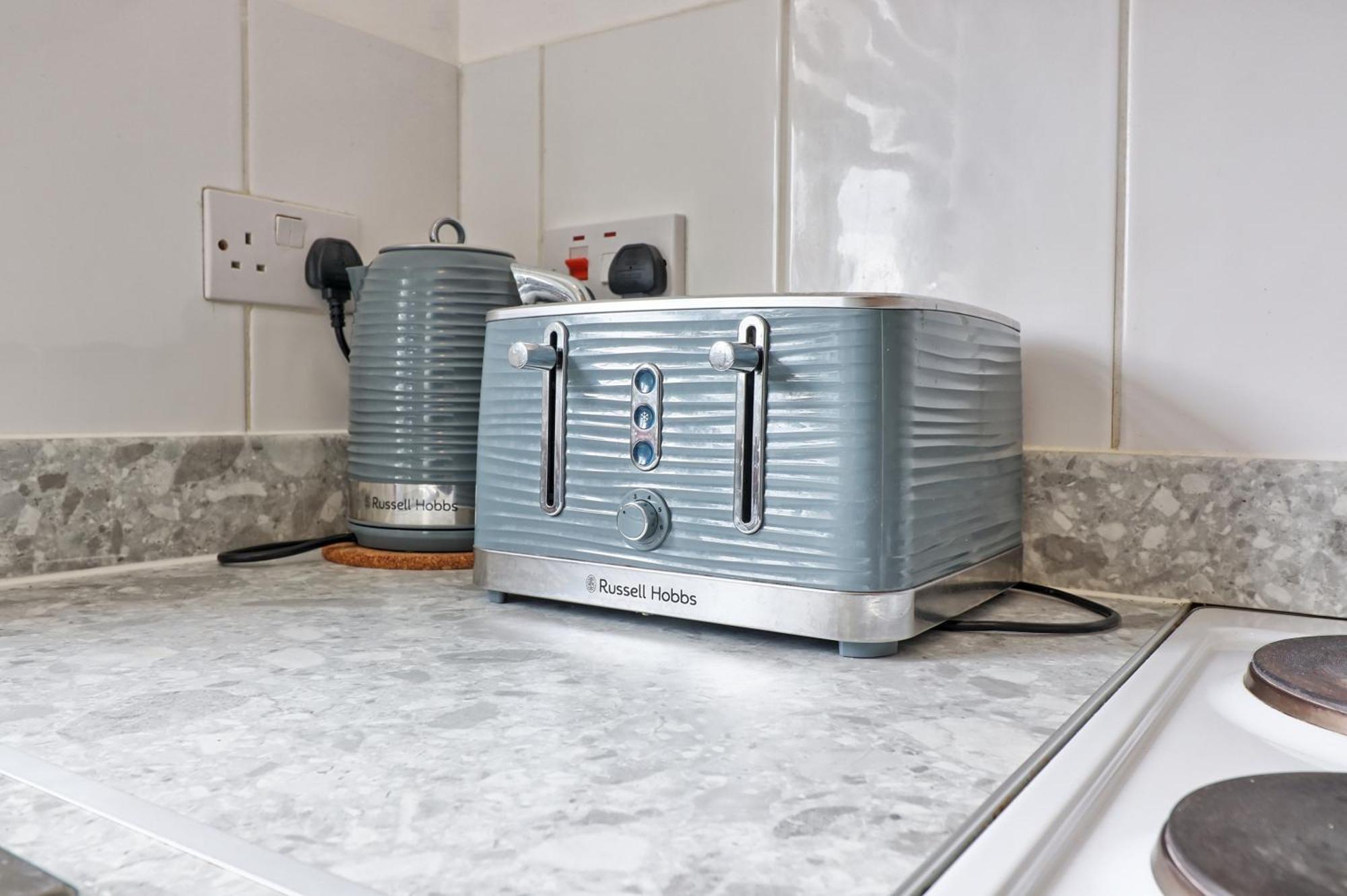 Luxury 3-Bed Apartment Near To London With Parking Hornchurch Eksteriør billede