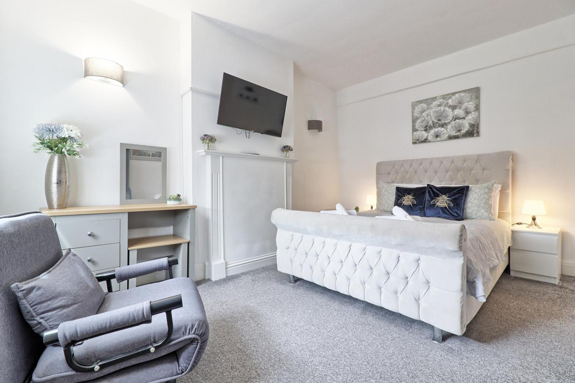 Luxury 3-Bed Apartment Near To London With Parking Hornchurch Eksteriør billede