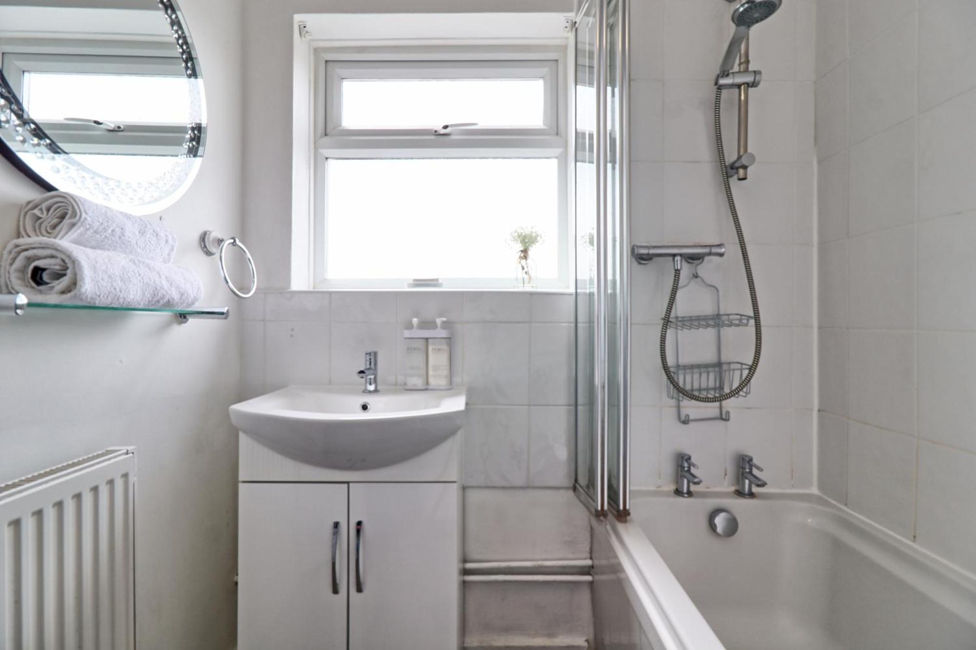 Luxury 3-Bed Apartment Near To London With Parking Hornchurch Eksteriør billede