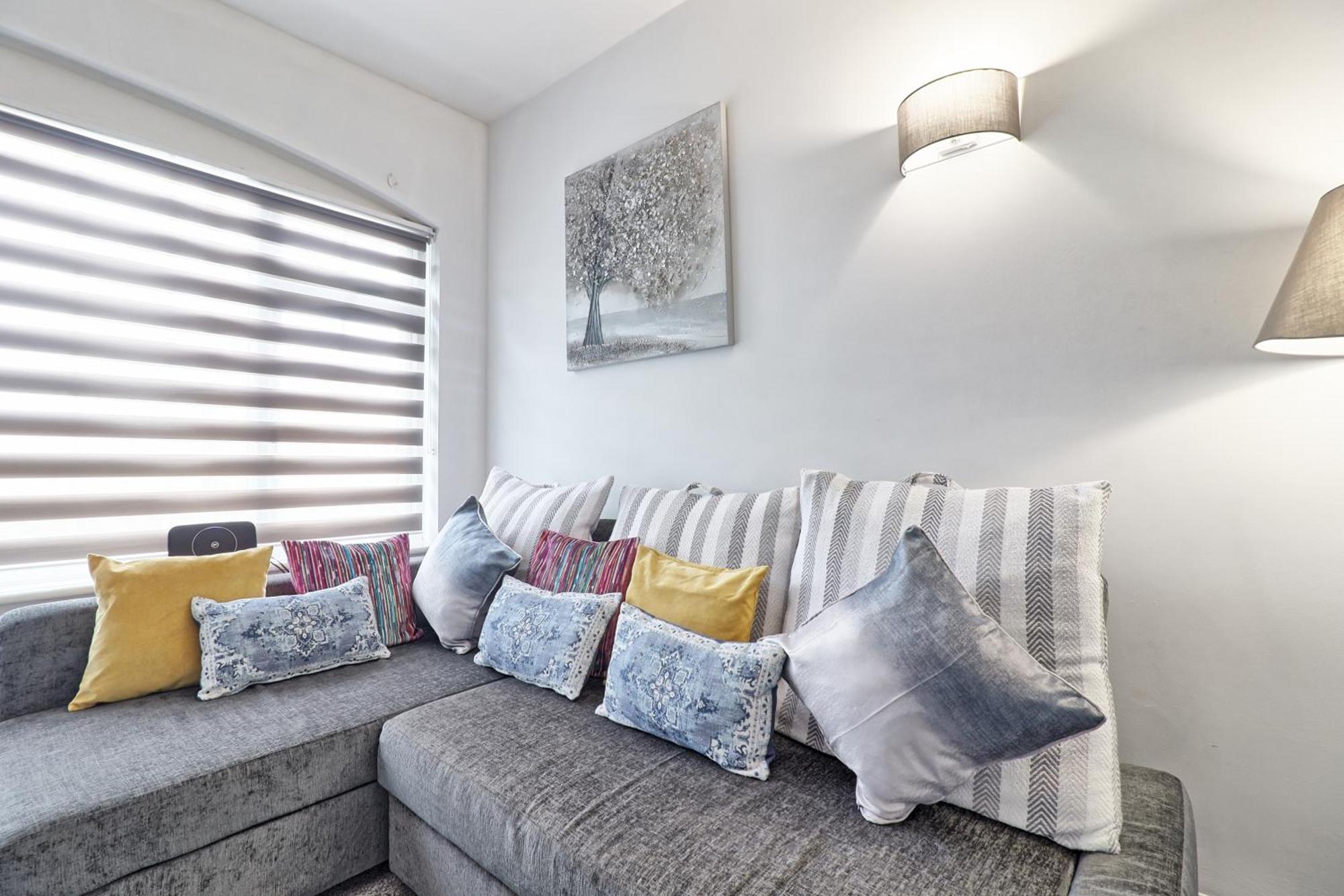Luxury 3-Bed Apartment Near To London With Parking Hornchurch Eksteriør billede