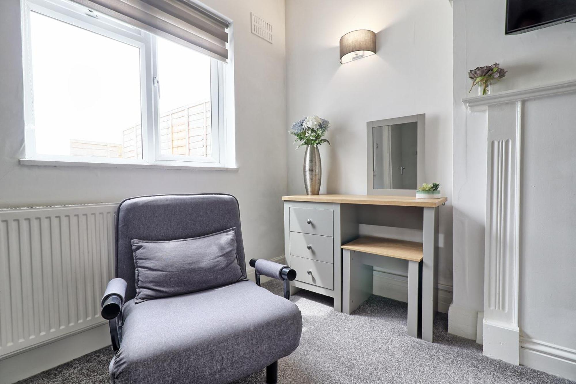 Luxury 3-Bed Apartment Near To London With Parking Hornchurch Eksteriør billede