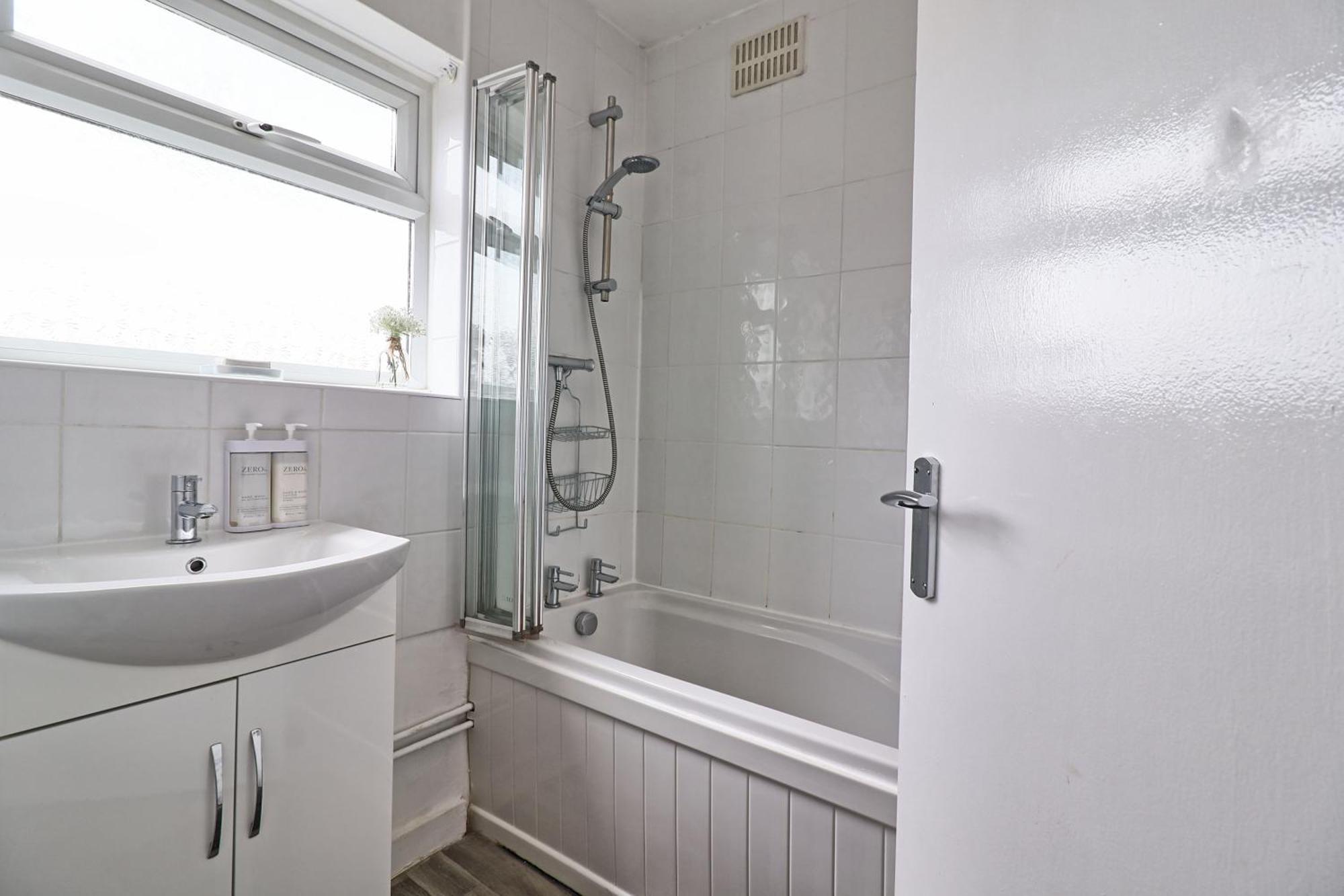 Luxury 3-Bed Apartment Near To London With Parking Hornchurch Eksteriør billede