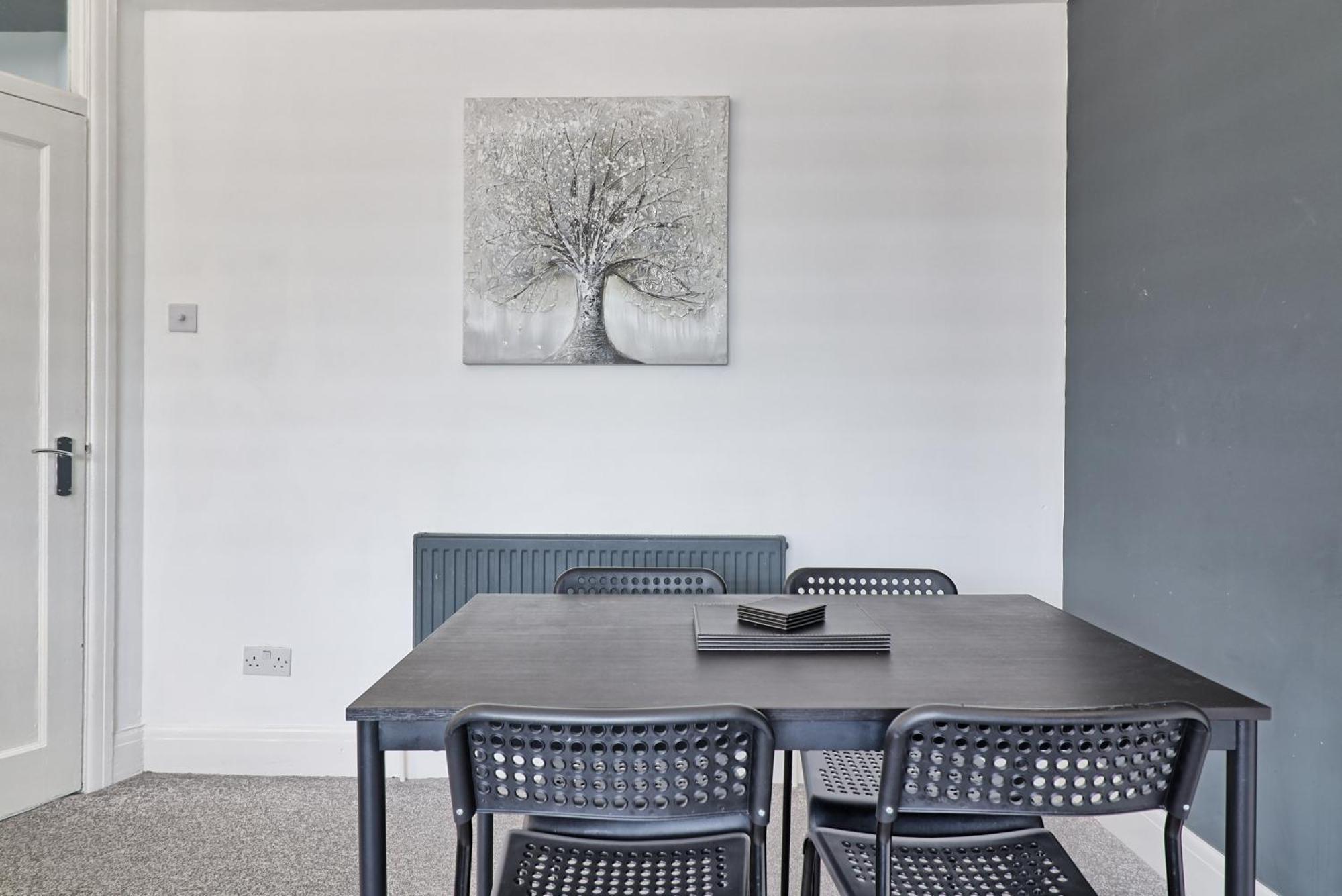 Luxury 3-Bed Apartment Near To London With Parking Hornchurch Eksteriør billede