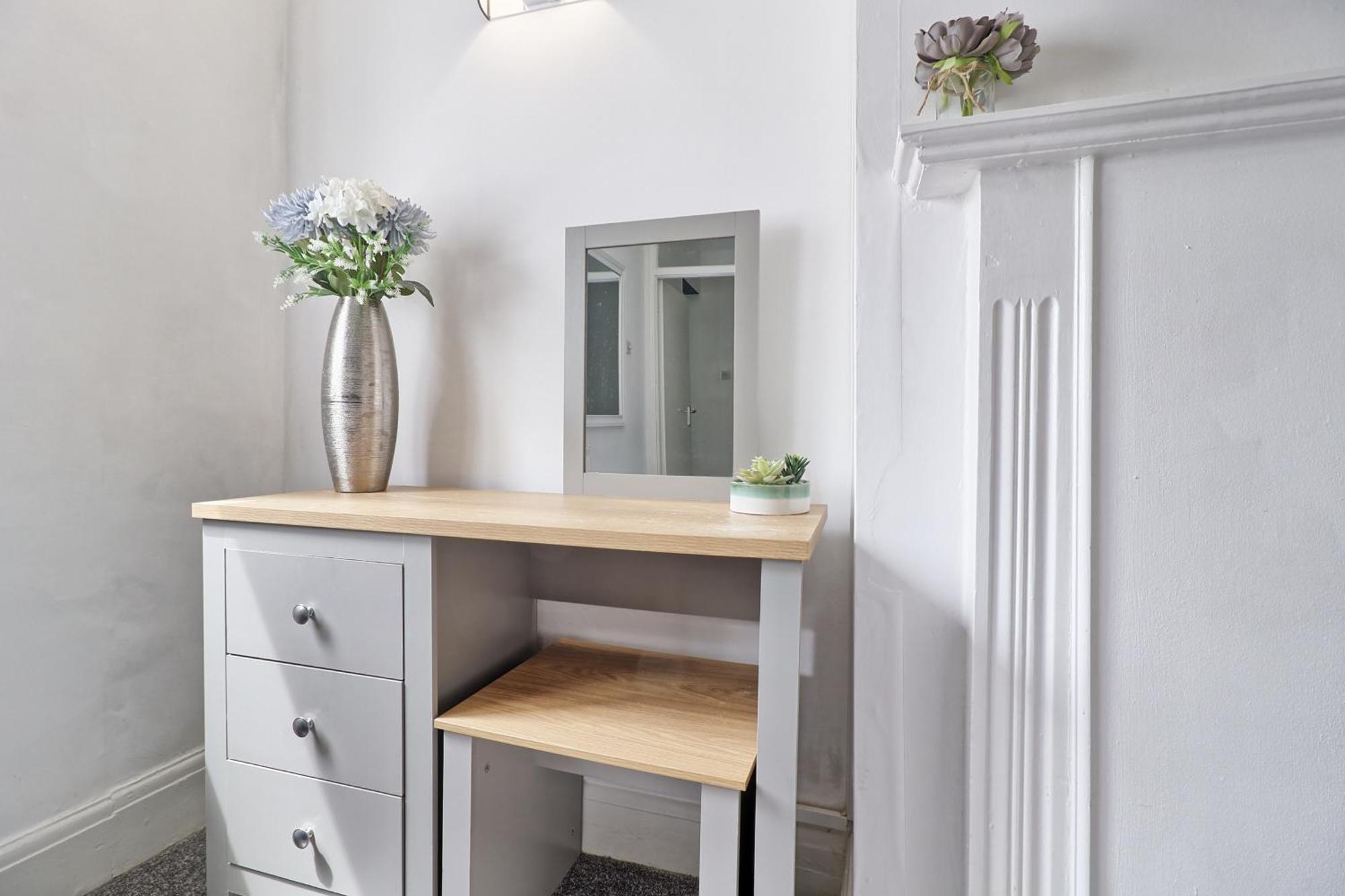 Luxury 3-Bed Apartment Near To London With Parking Hornchurch Eksteriør billede