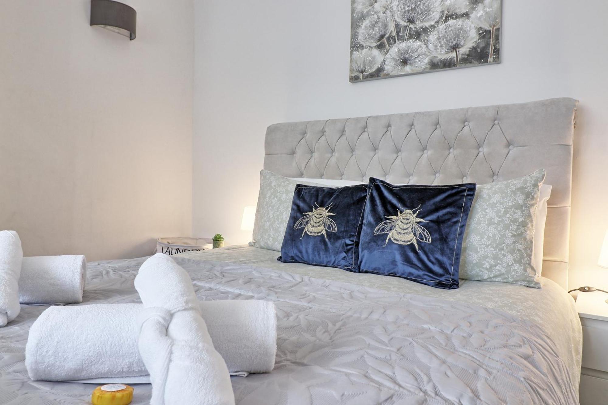 Luxury 3-Bed Apartment Near To London With Parking Hornchurch Eksteriør billede