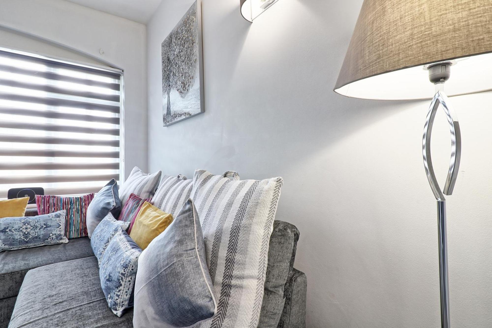 Luxury 3-Bed Apartment Near To London With Parking Hornchurch Eksteriør billede