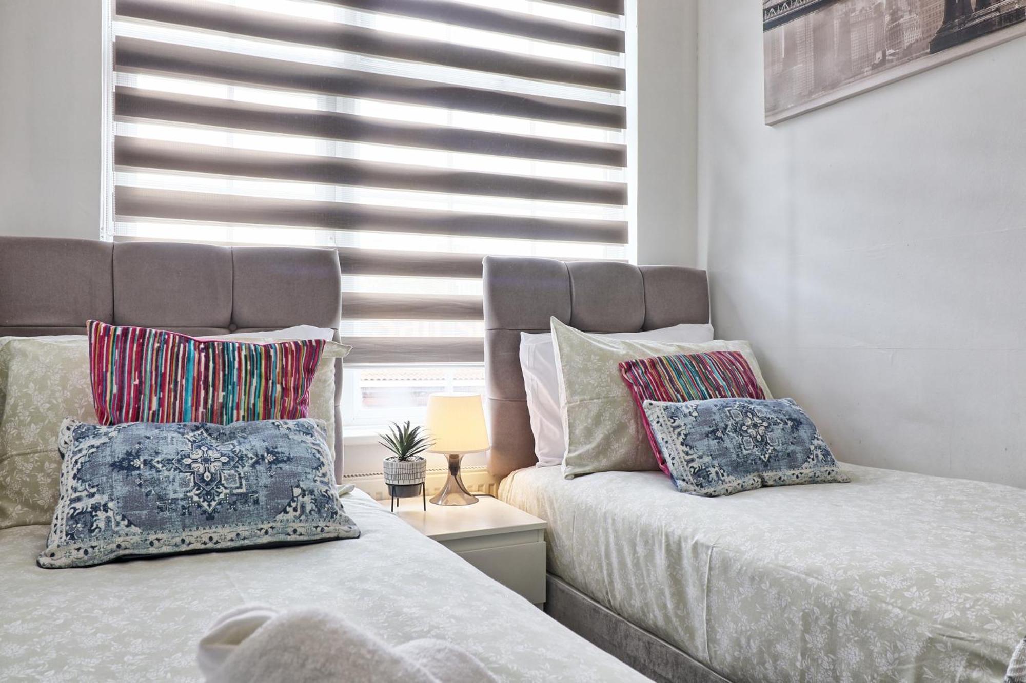 Luxury 3-Bed Apartment Near To London With Parking Hornchurch Eksteriør billede