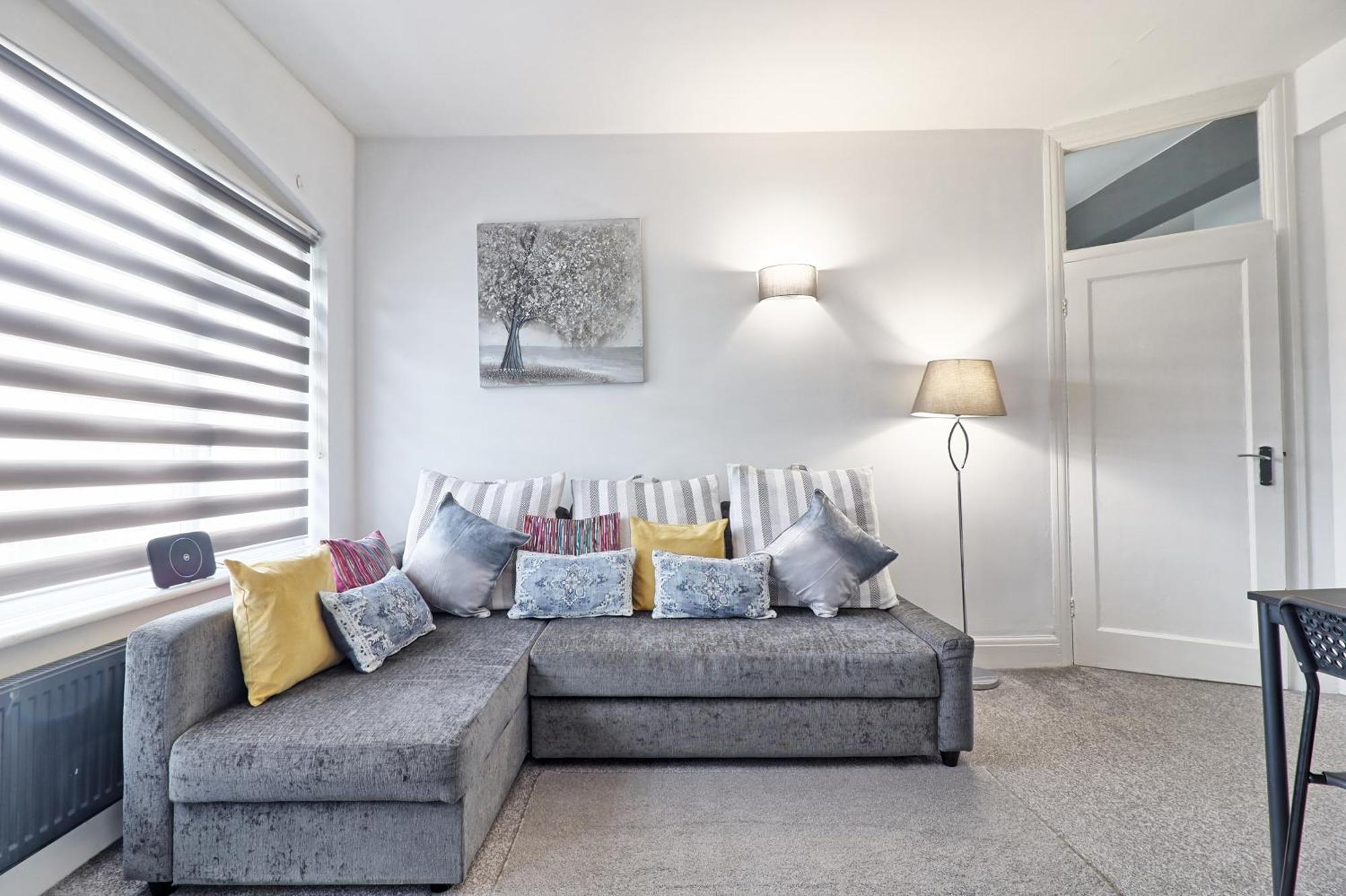 Luxury 3-Bed Apartment Near To London With Parking Hornchurch Eksteriør billede